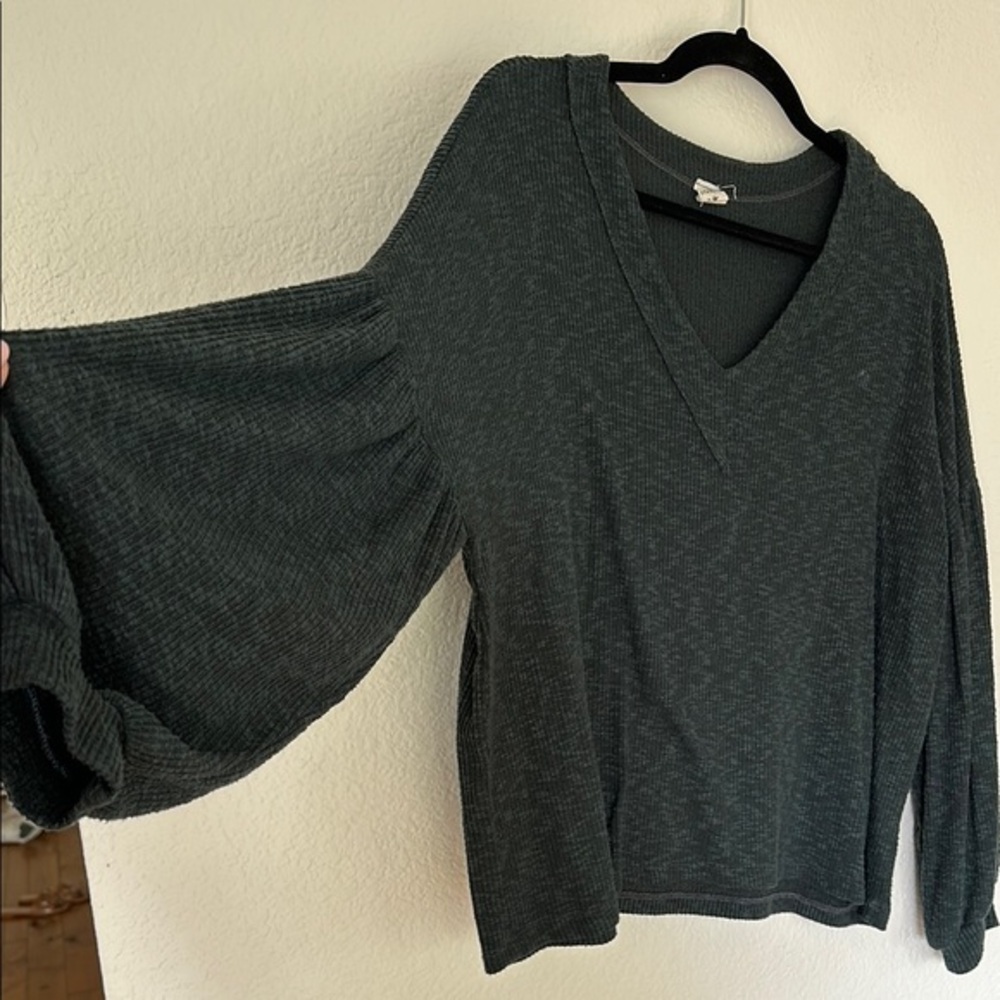 Lazy Sundays Elegant Green V-Neck Women's Top small